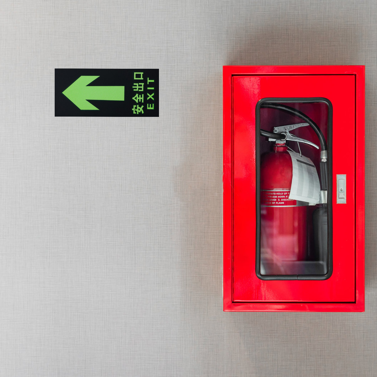 8 قطع لاصقات حائط مضيئة لعلاما - مراجعة Emergency Exit Sign وسعره